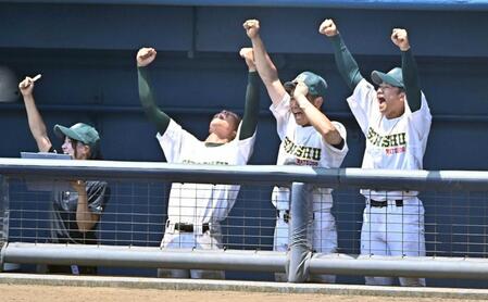 　８回、三坂が内野安打で出塁しベンチで大喜びの専大松戸ナイン（撮影・開出牧）