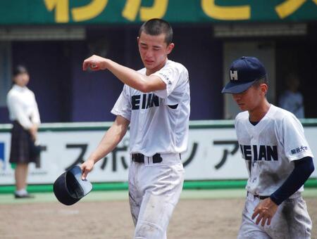　涙を拭う龍谷大平安・川島