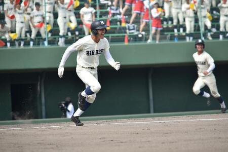 初回、先制の２点右前適時打を放つ広島商・中本拓志