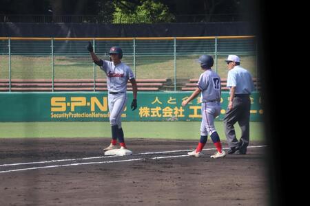 初回に先制適時打を放ち、人さし指を突き上げる小川