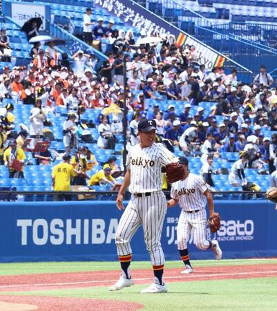 勝利を決め笑顔の帝京ナイン