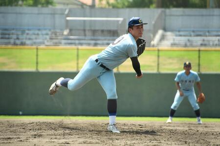 ２番手として登板する近江・上田健介