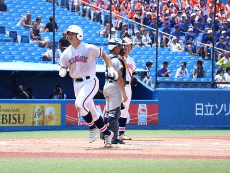 レフトスタンドへソロホームランを放った目黒日大・原田理玖