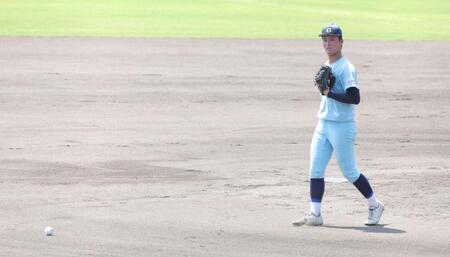 ６回、近江・上田健介は投球前にボールを落とし、ボークの判定を受けた近江・上田健介（撮影・坂部計介）