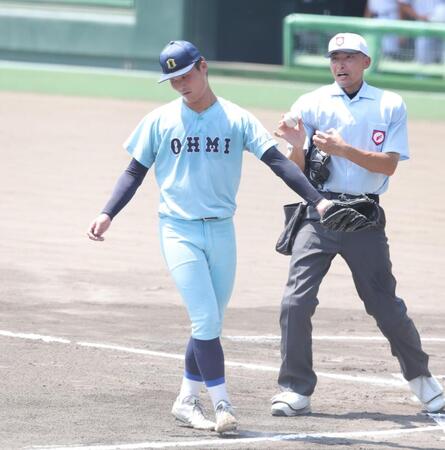 ６回、暴投で三走・山田暁翔の生還を許し、ガックリの近江・上田健介（撮影・坂部計介）