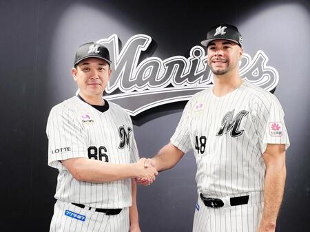 入団会見し握手を交わすロッテの新外国人・ルケーシー（右）とサブロー監督
