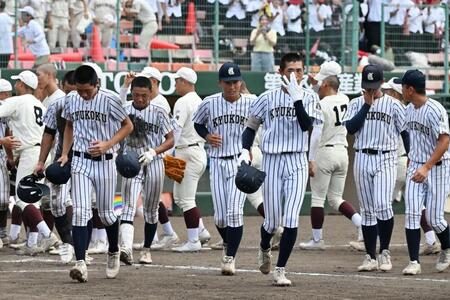 準決勝で東筑に敗れ、引き揚げる九州国際大付の選手たち（撮影・米村勇飛）
