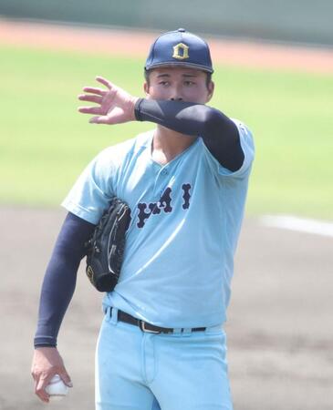 ６回表彦根総合１死二、三塁、近江・上田健介はボークの判定で勝ち越しを許し、汗をぬぐう（撮影・坂部計介）