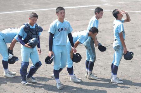 決勝進出ならず、ガックリの上田健介（左から３人目）ら近江ナイン（撮影・坂部計介）