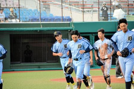 悔しそうな表情でベンチに引き揚げる高岡第一・前田（左）らナイン