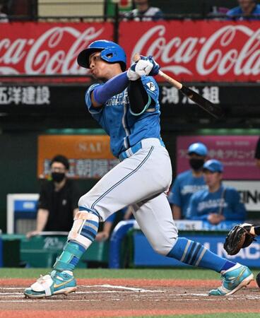 ６回、左越え２点本塁打を放つ万波