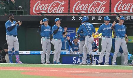 ３回、３点本塁打放った野村を迎えるナイン（撮影・持木克友）