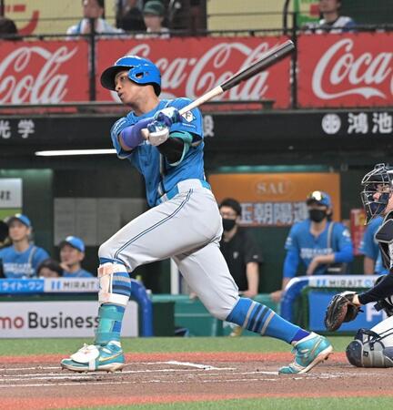 ６回、左越え２点本塁打を放つ万波（撮影・持木克友）