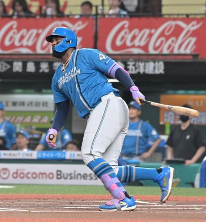 １回、左線二塁打を放つレイエス（撮影・持木克友）
