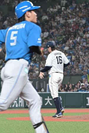 ３回、野村に３点本塁打を打たれた隅田（右）＝撮影・持木克友