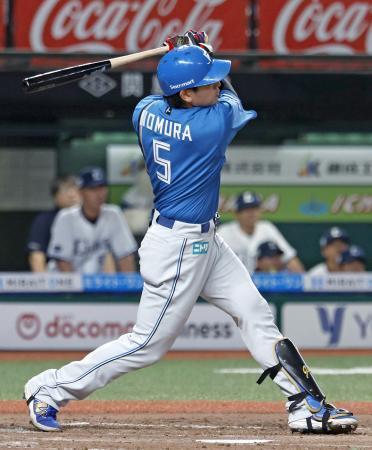 　３回日本ハム２死一、三塁、野村が左越えに逆転３ランを放つ＝ベルーナドーム