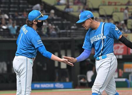 通算１００号本塁打を打った万波（右）を迎える新庄監督（撮影・持木克友）