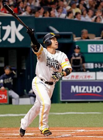 ７回、近藤が右中間に本塁打を放つ