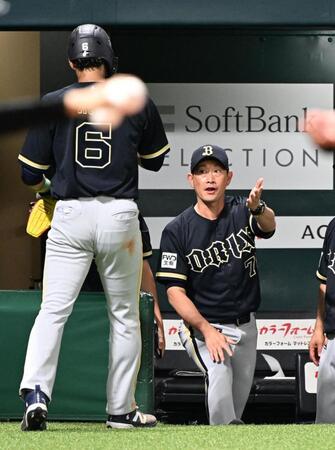 ２回、若月の中前適時打で生還した宗をタッチで迎える岸田監督