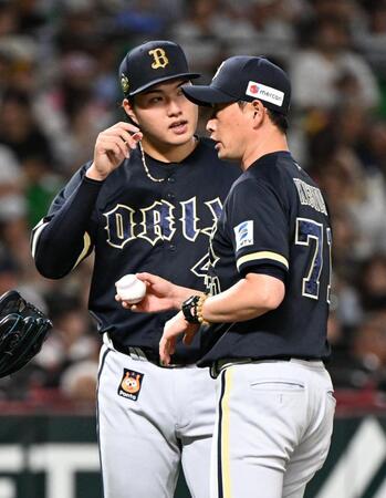 ５回、正木に逆転２点本塁打を浴びた山口（左）をマウンドから降ろす岸田監督