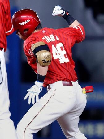 ８回、勝ち越し打を放ち、ガッツポーズする平良