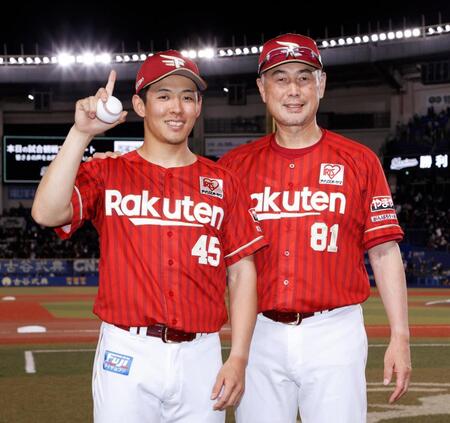 プロ初勝利を挙げ、吉井監督（右）と写真に納まる九谷