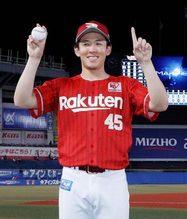 プロ初勝利を挙げ、笑顔でポーズをとる九谷
