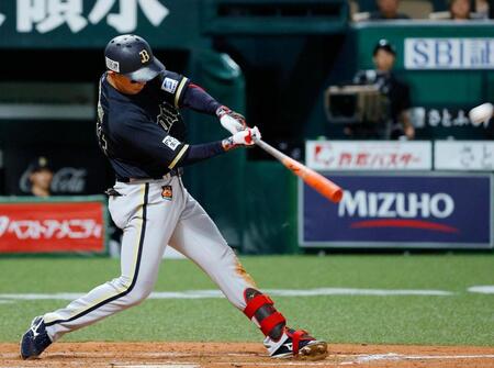 ９回、紅林が左越えに同点３ランを放つ