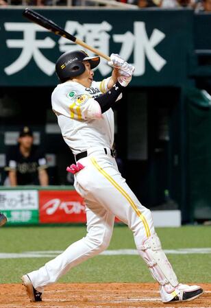 ９回、代打柳田が中越えにサヨナラ打を放つ