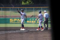 初回に先制適時打を放ち、人さし指を突き上げる小川
