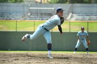 ２番手として登板する近江・上田健介