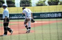 サヨナラ打を浴び、しばらくうずくまった後にあいさつへ向かう富山商・藤岡