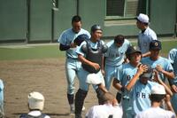準決勝敗退に涙を浮かべる近江の選手たち