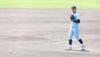 ６回、近江・上田健介は投球前にボールを落とし、ボークの判定を受けた近江・上田健介（撮影・坂部計介）