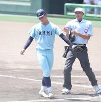 ６回、暴投で三走・山田暁翔の生還を許し、ガックリの近江・上田健介（撮影・坂部計介）