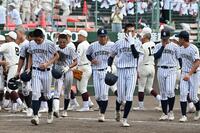 準決勝で東筑に敗れ、引き揚げる九州国際大付の選手たち（撮影・米村勇飛）