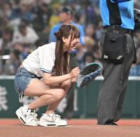 始球式を務めた宮内桃子（撮影・持木克友）