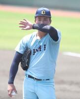 ６回表彦根総合１死二、三塁、近江・上田健介はボークの判定で勝ち越しを許し、汗をぬぐう（撮影・坂部計介）