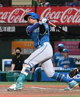 ６回、左越え２点本塁打を放つ万波