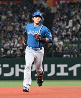 ３回、左越えに逆転の３点本塁打を放った野村