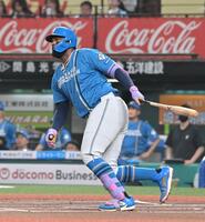１回、左線二塁打を放つレイエス（撮影・持木克友）