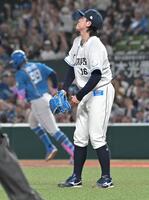 ４回、レイエスに２点本塁打を打たれた隅田（撮影・持木克友）