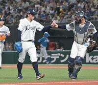 ２回無死満塁のピンチを切り抜け小島（右）とタッチを交わす隅田（撮影・持木克友）