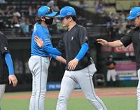 先発の北山らナインを迎える新庄監督（左）＝撮影・持木克友
