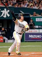 ７回、近藤が右中間に本塁打を放つ