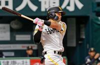 ４回、山本恵が右翼線に適時二塁打を放つ