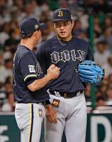 ５回途中、岸田監督（左）から降板を告げられる山口