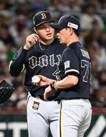 ５回、正木に逆転２点本塁打を浴びた山口（左）をマウンドから降ろす岸田監督