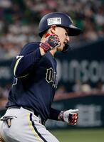 ９回、同点３ランを放ち、ガッツポーズで一塁に向かう紅林