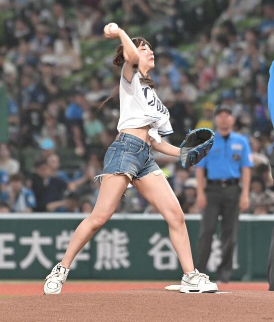 スラリ美脚女優が始球式 ノーバンならず